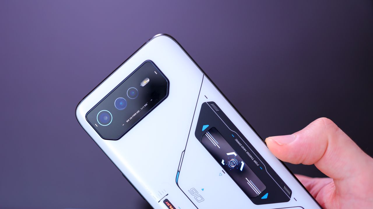 Photo of the Asus ROG Phone 6 &ndash; Pro edition in white