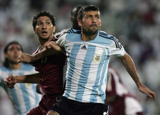 Walter Samuel in action for Argentina against Qatar in November 2005.