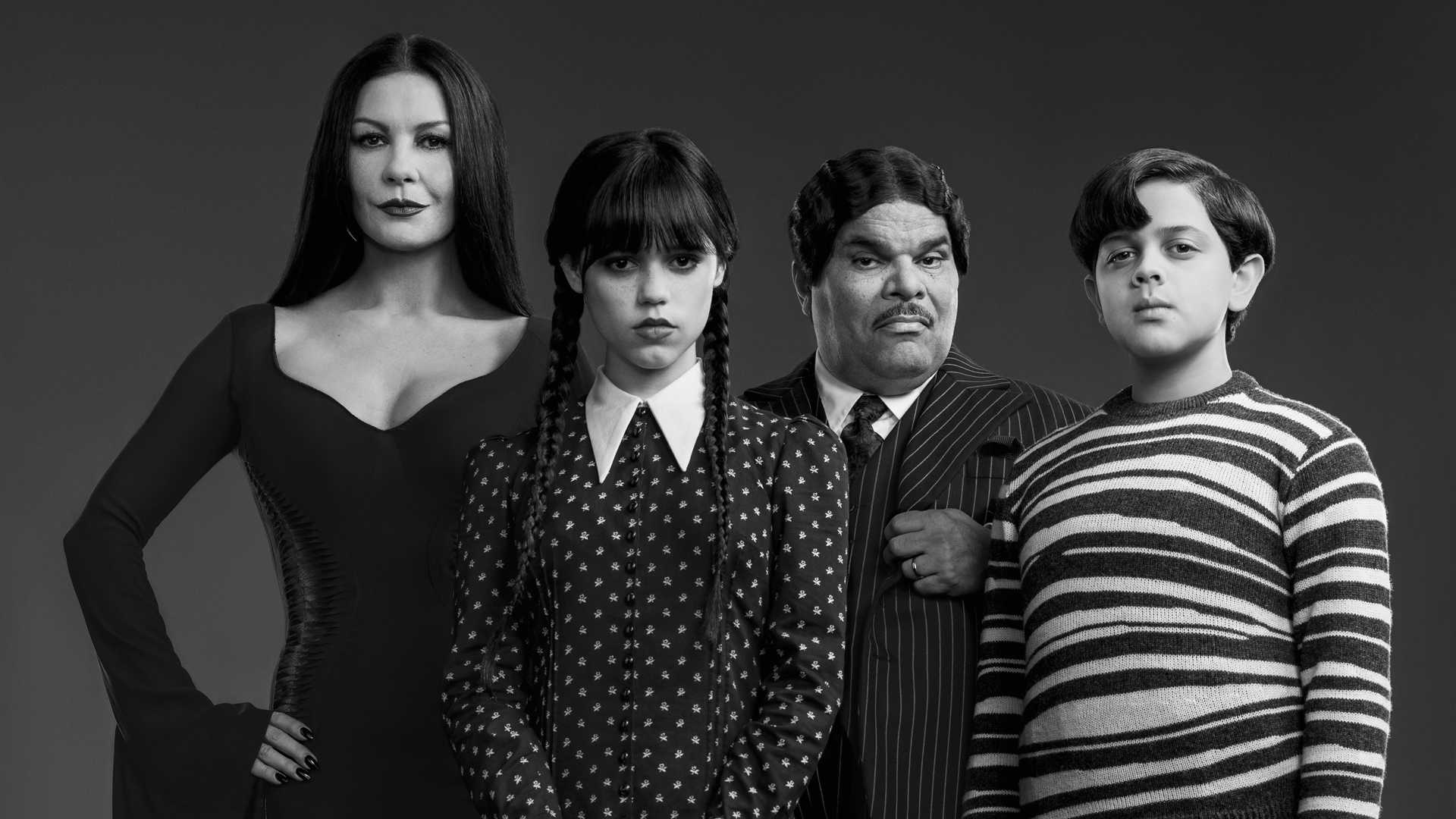 Una captura de pantalla en blanco y negro de la primera imagen de la familia Addams para el programa de televisión Wednesday Addams de Netflix