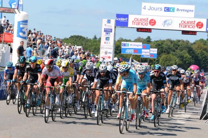 The peloton crosses the line and gets sready for another lap of teh coruse