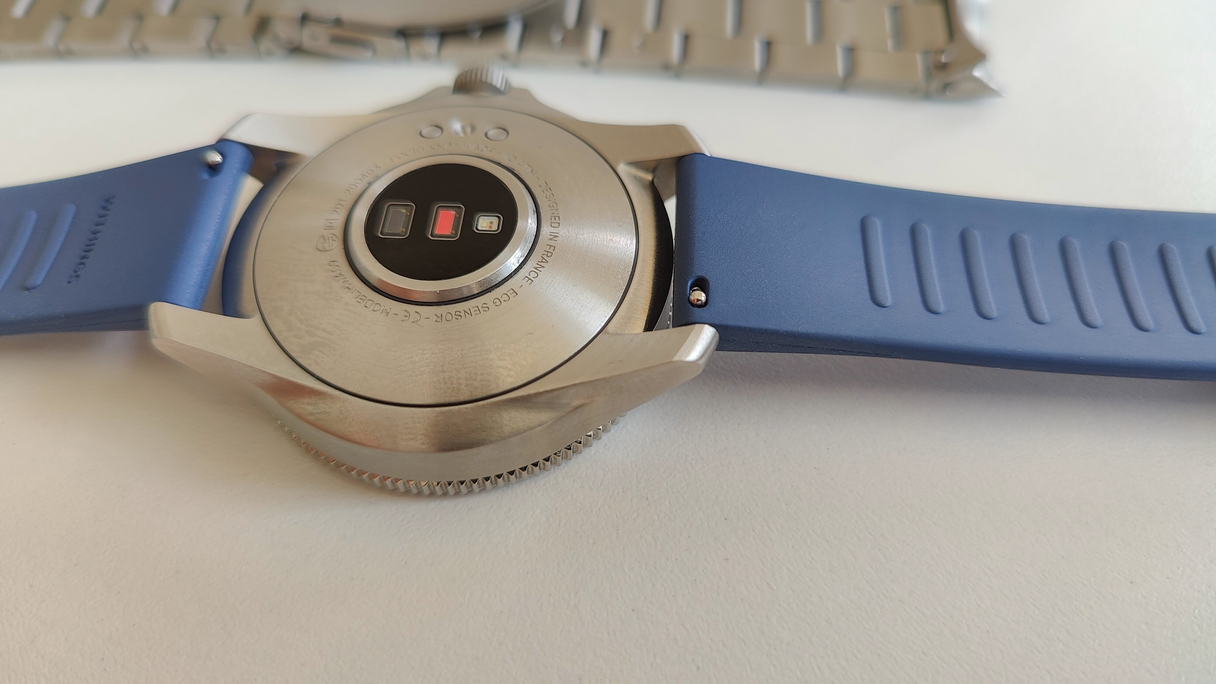 ScanWatch Horizon set med bunden i vejret, så quick-release remmen er synlig