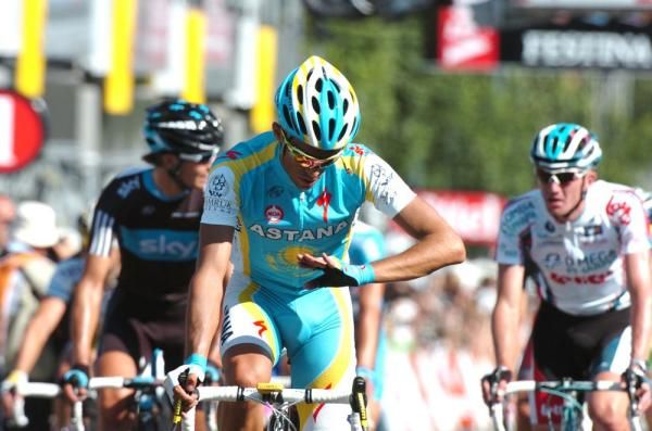 Alberto Contador (Astana) checks his hand after the crash in Brussels