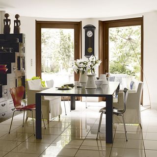 Dinning room with white walls and dinning table with chairs