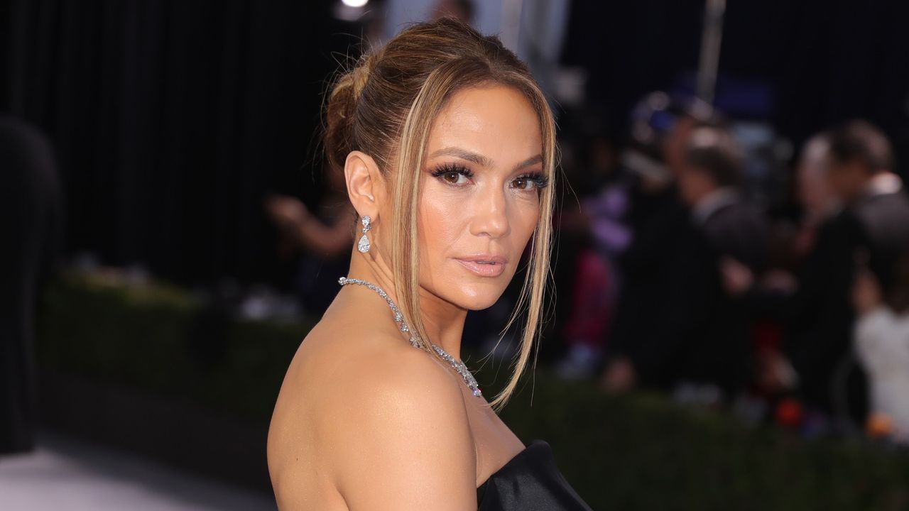 los angeles, california january 19 jennifer lopez attends 26th annual screen actors guild awards at the shrine auditorium on january 19, 2020 in los angeles, california photo by leon bennettgetty images