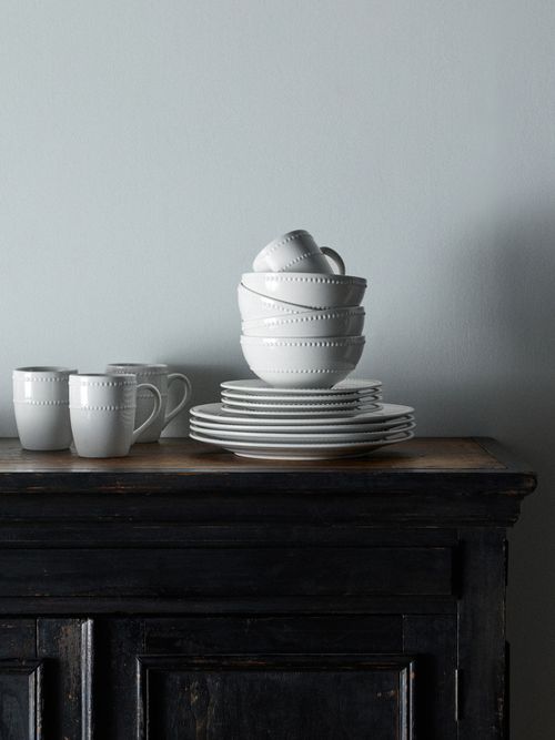 16 Piece White Bobble Dinner and Mugs Set