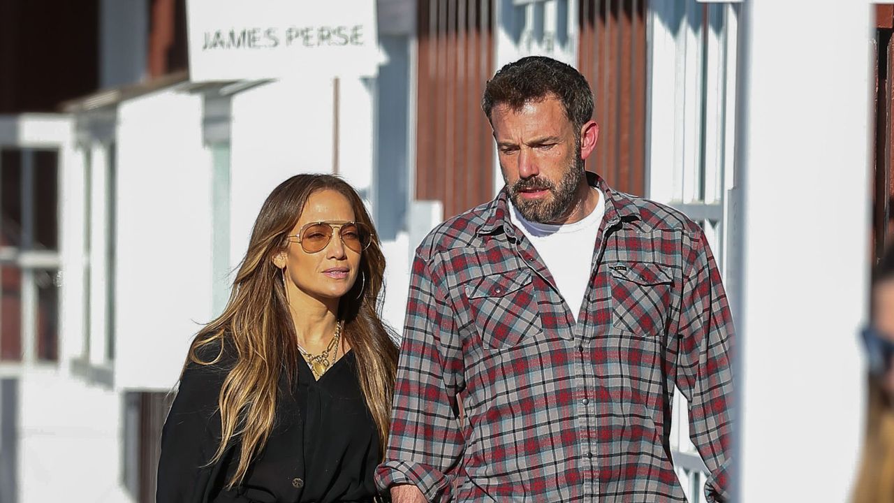 Jennifer Lopez and Ben Affleck walking in Los Angeles