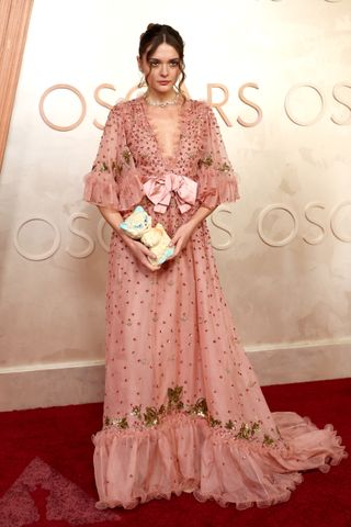 Charlotte Lawrence attends the 97th Annual Oscars at Dolby Theatre on March 02, 2025 in Hollywood, California.