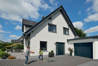 white rendered home with grey garage from Hörmann UK