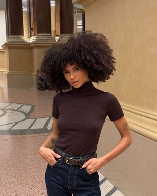 woman wearing high rise skinny jeans and belt