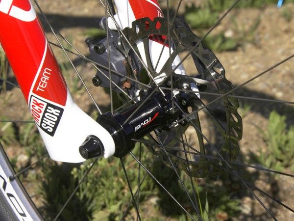 The straight-pull stainless steel spokes are doubled up on the disc brake side for more even tension