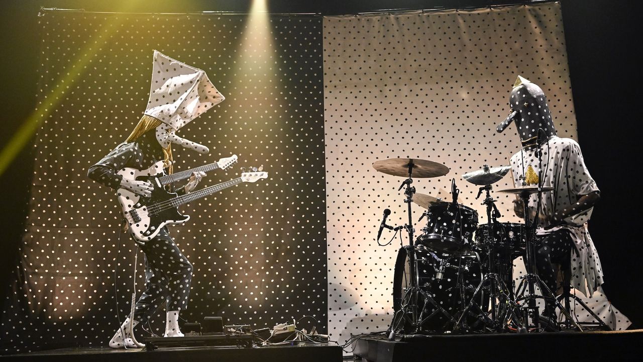 Attention, earthlings! Watch alien duo Angine de Poitrine debut new song Zugzegk on The Tonight Show with Jimmy Fallon