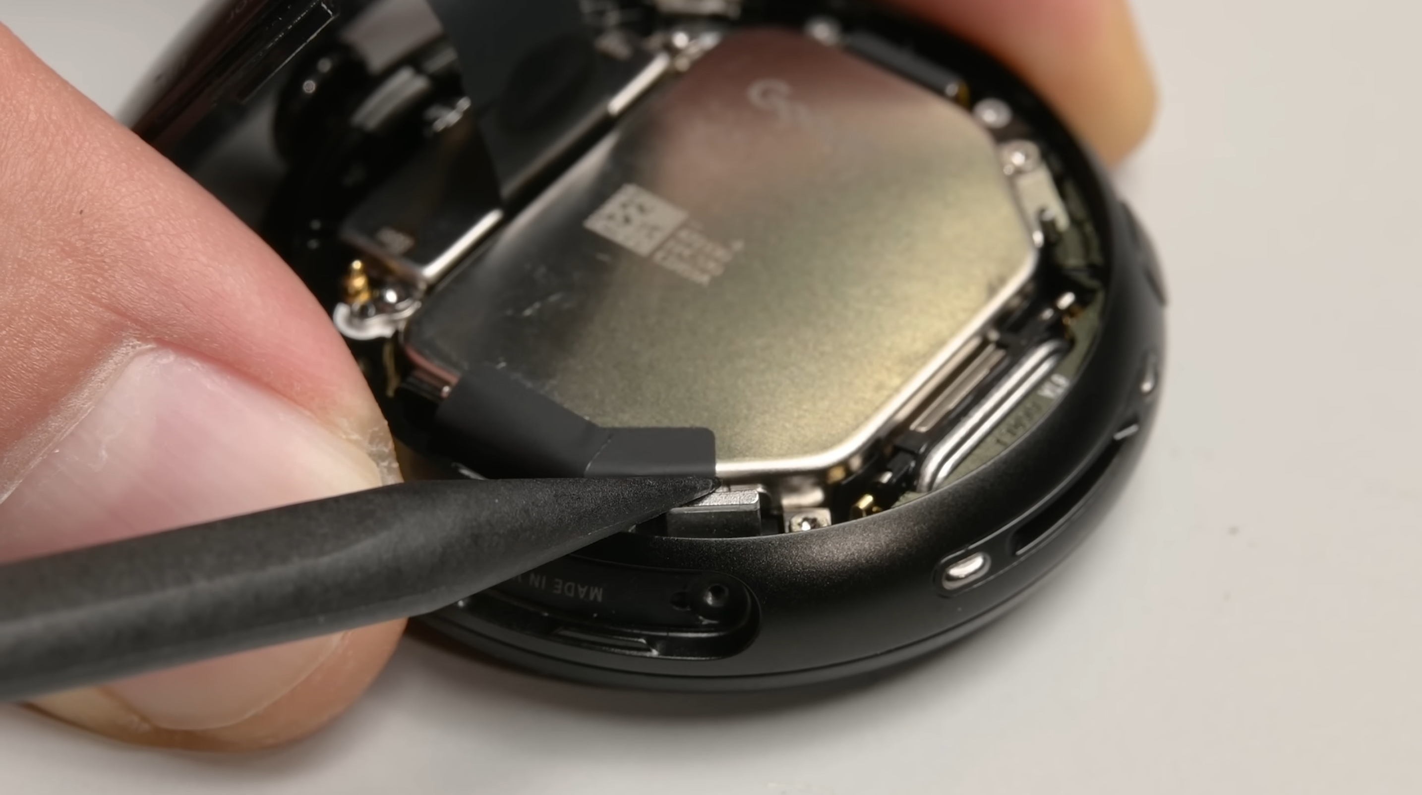 iFixit teardown of google pixel watch 4