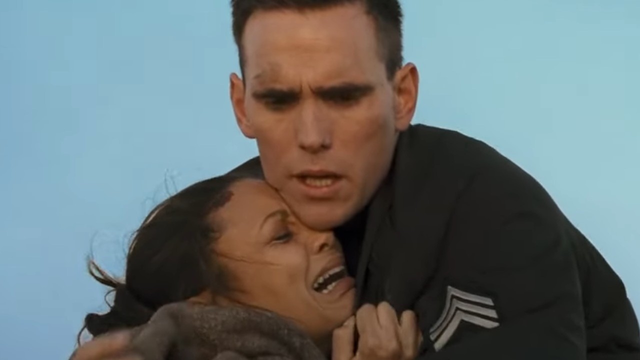 Matt Dillon holding a crying Thandie Newton in Crash