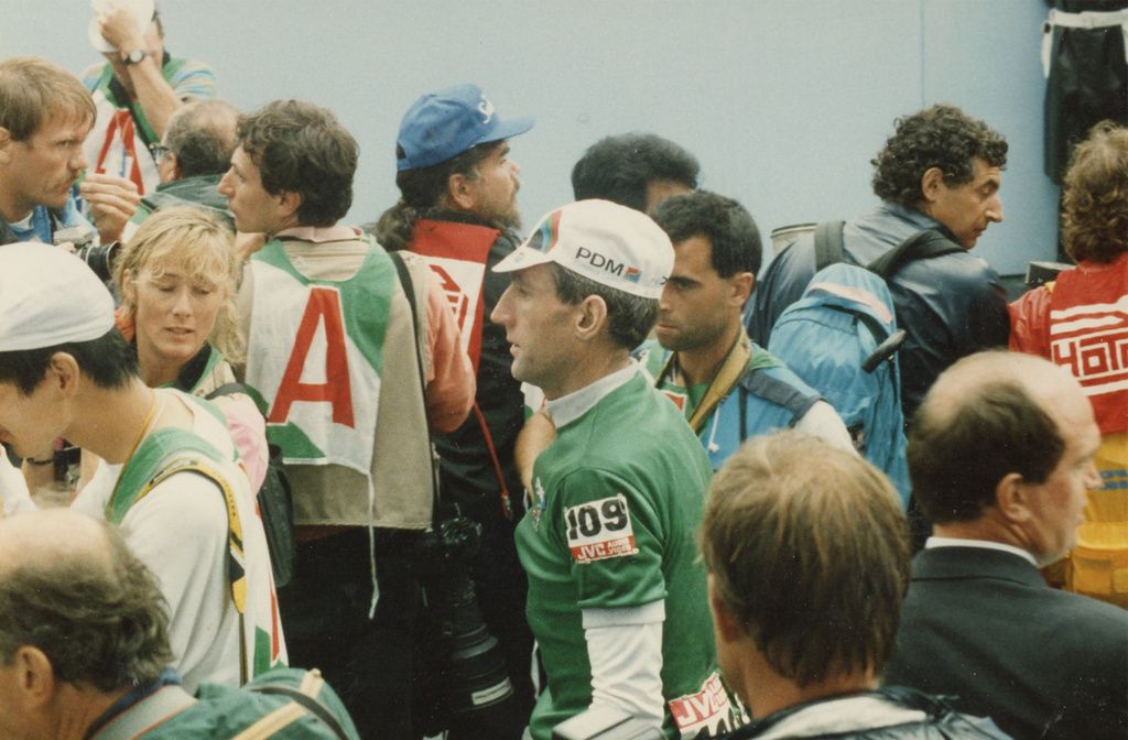 Sean Kelly makes his way to the podium after the 1989 Worlds