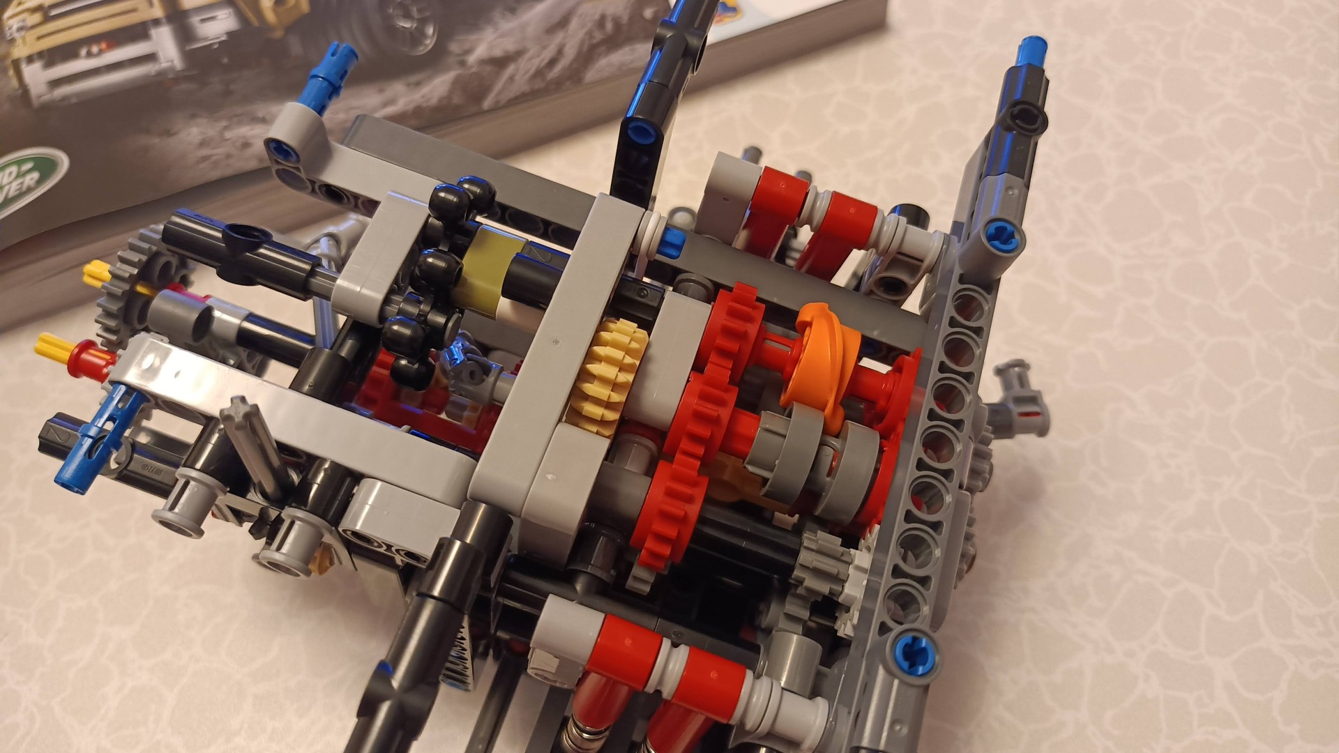 लेगो टेक्निक लैंड रोवर डिफेंडर 42110 - कार के आंतरिक यांत्रिकी का निर्माण।
