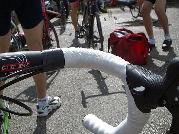 Both cables emerge in front of the bars but there is also an option to route one around the back.