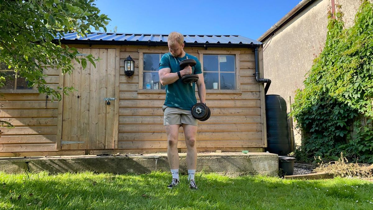 TechRadar fitness writer Harry Bullmore performing a cross-body hammer curl