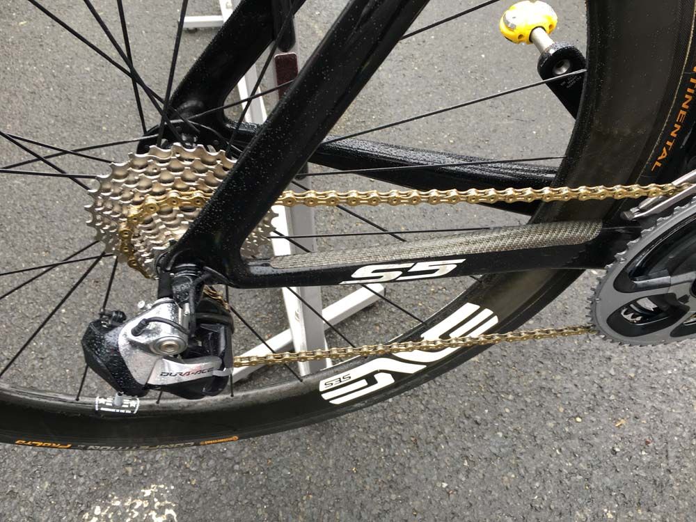 A gold KMC chain on Mark Cavendish's bike.