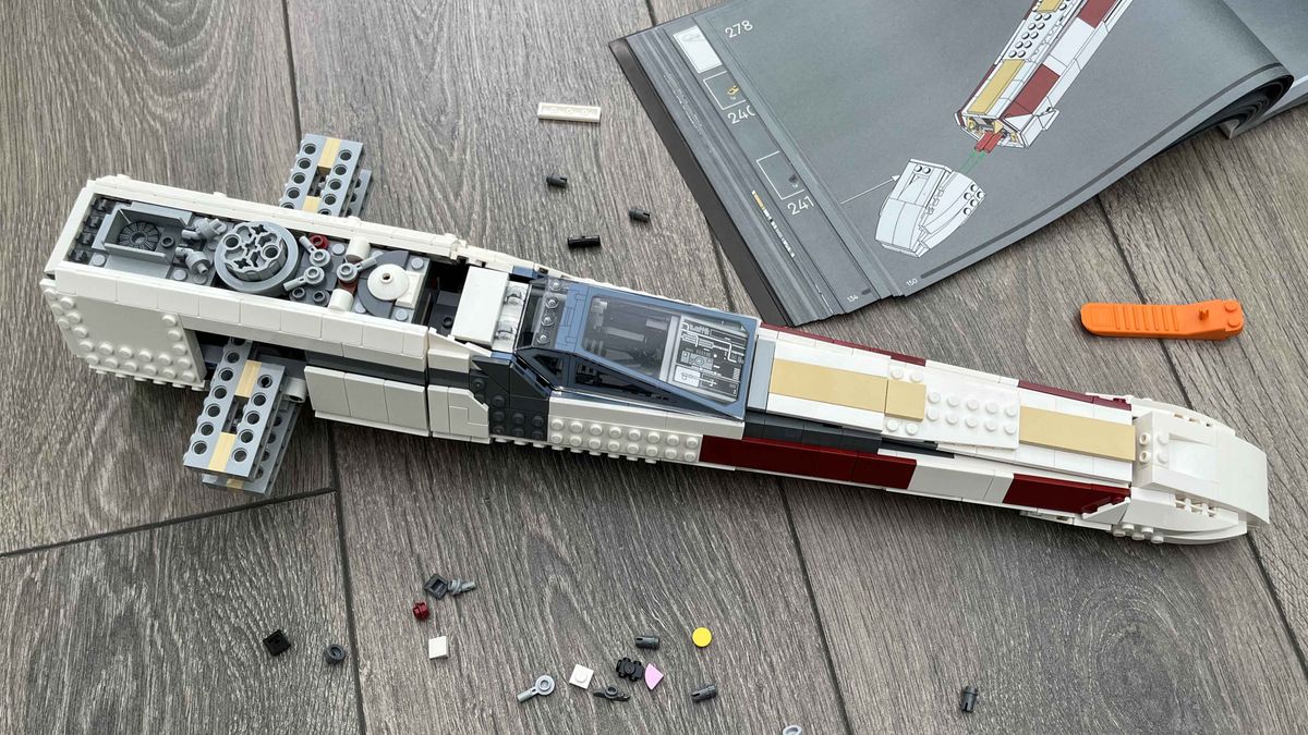 Building the Lego Star Wars UCS X-Wing Starfighter (75355)