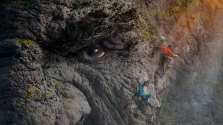 Två personer som klättrar upp för en bergsvägg som i själva verket är ett troll som stirrar rakt ut med en ilsken blick i filmen Troll på Netflix.