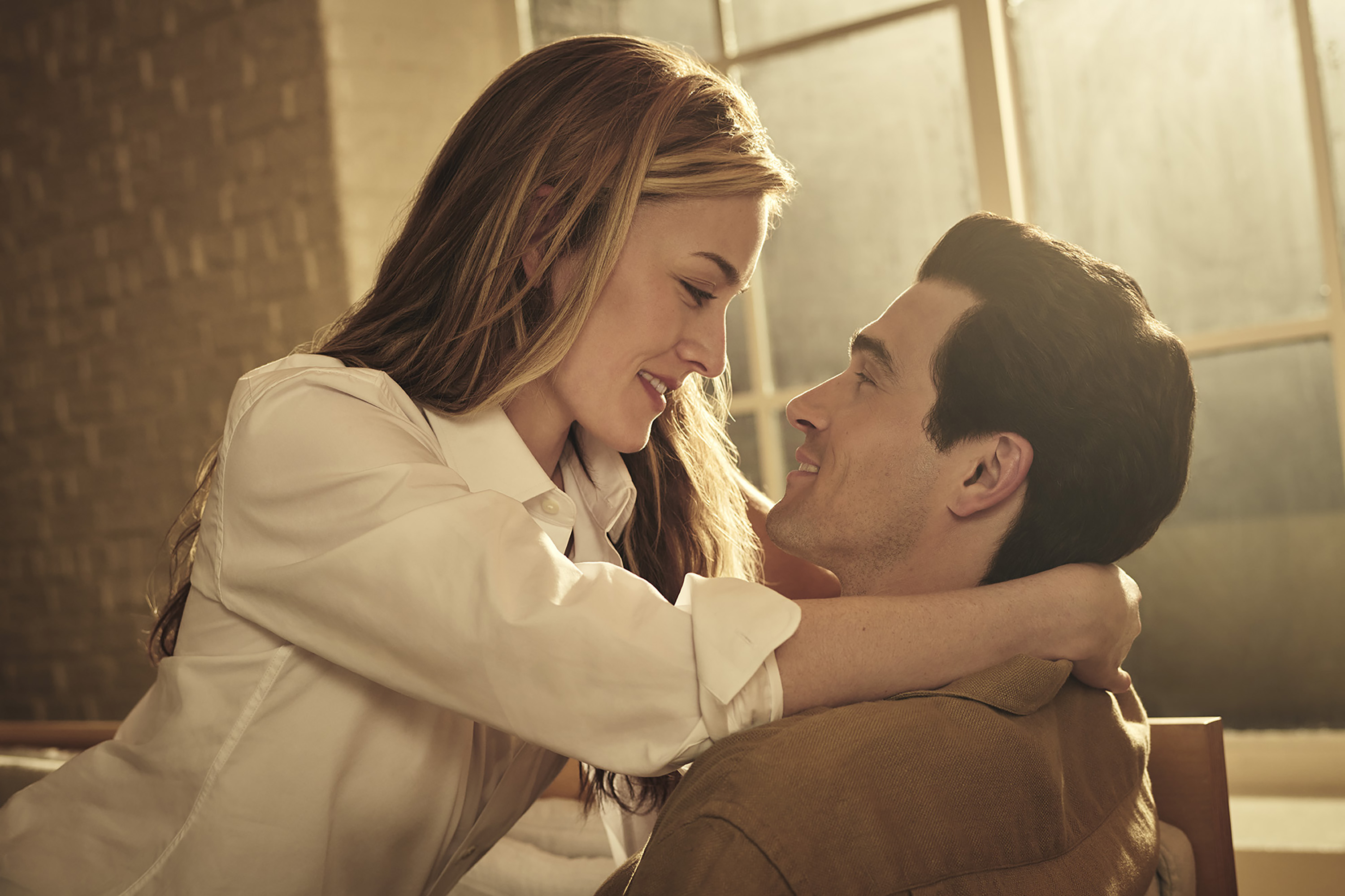 carolyn bessette kennedy white shirt black skirt outfit in love story