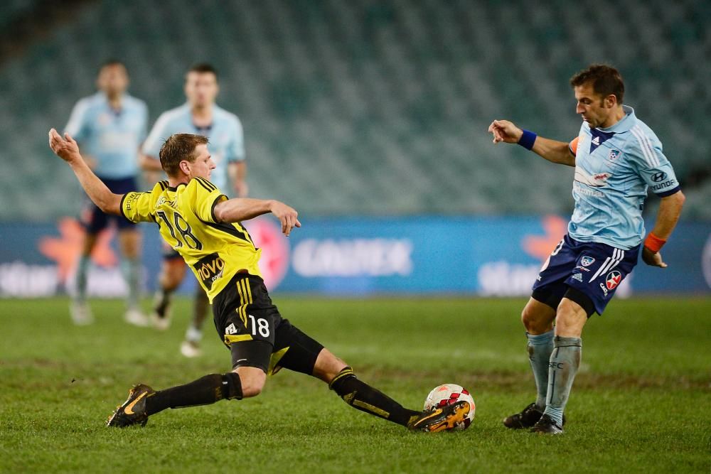 Ernie Merrick praises brave Ben Sigmund in Wellington Phoenix loss ...