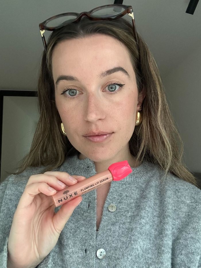 La giovane beauty editor Grace Lindsay testa un prodotto volumizzante per le labbra Nuxe