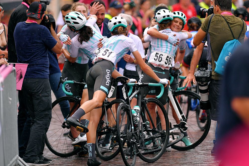 Elizabeth Banks (Bigla) wins stage 8 at the Giro Rosa and celebrates with her teammates