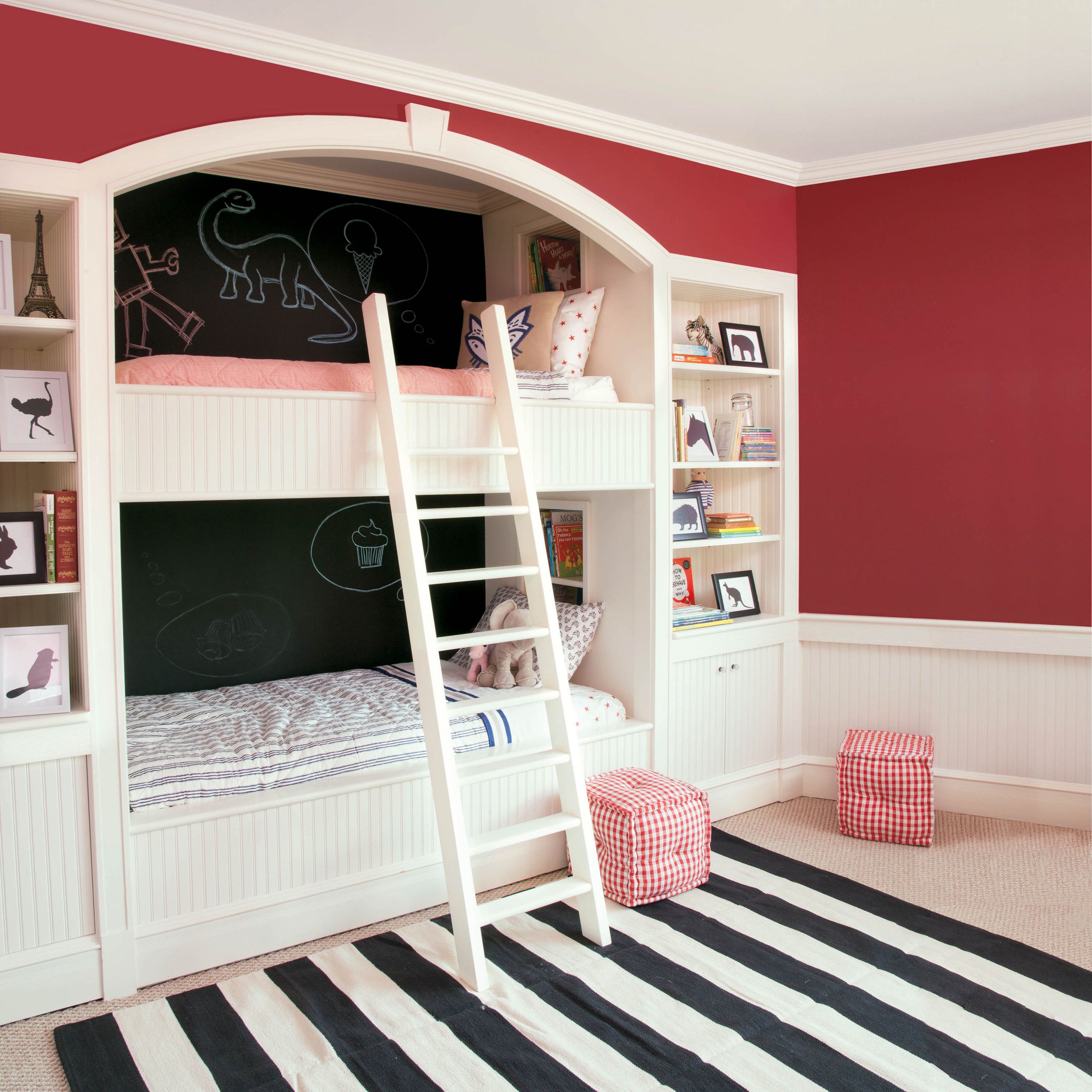 Camas para crianças com parede de tinta de lousa e paredes principais vermelhas's bunk beds with blackboard paint wall and red main walls