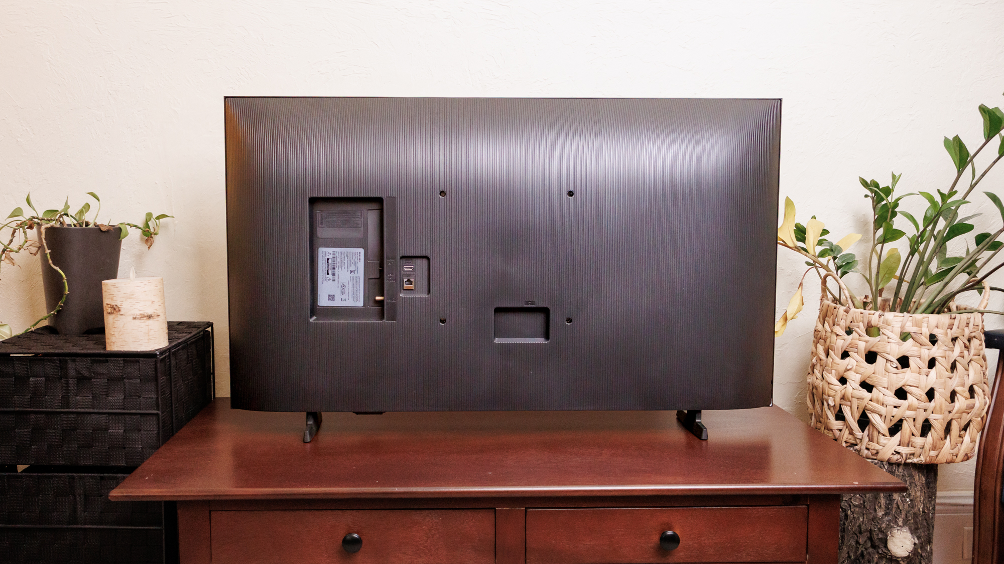 The back of a Samsung F6000F LED TV.