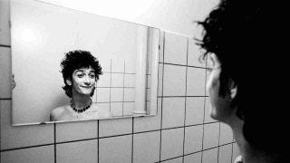 The Heavy Metal Kids’ Gary Holton pulling a face in a mirror in 1975