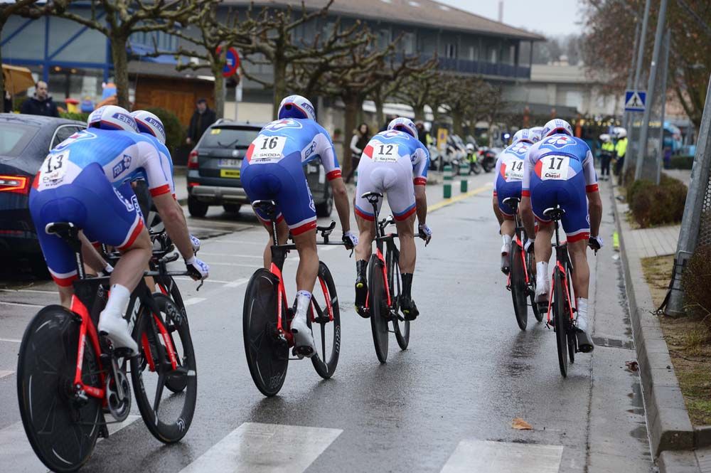 FDJ sweep around the first corner