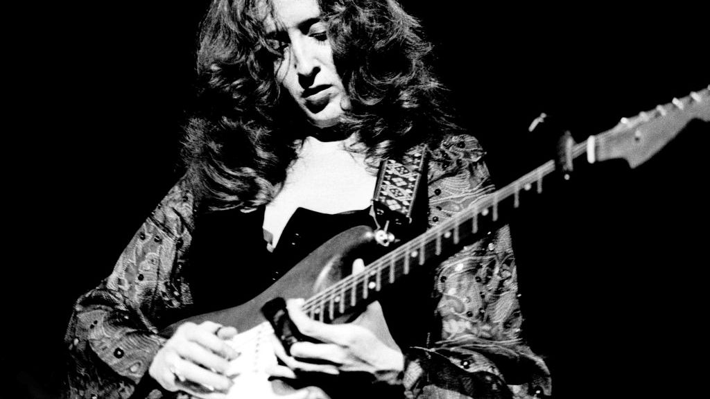 Bonnie Raitt performs on stage at Hammersmith Odeon, London, England, on August 6th, 1977