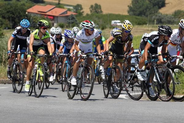 In the bunch on this hard, rolling stage, Giorgia Bronzini (Colavita Forno D'Asolo)