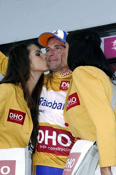 Denis Menchov (Rabobank) kept the maillot oro.