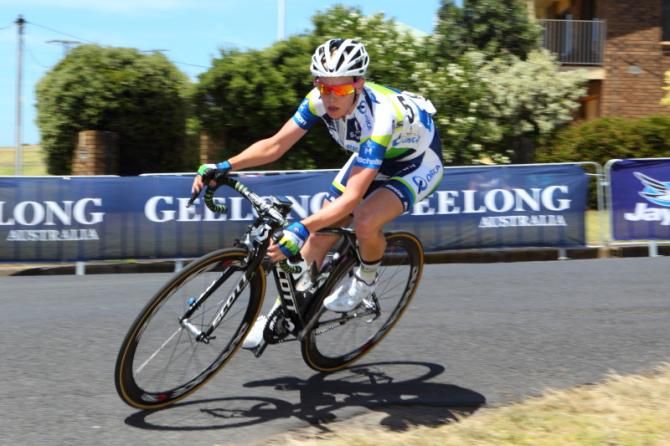Tiffany Cromwell (Orica - AIS) corners solo