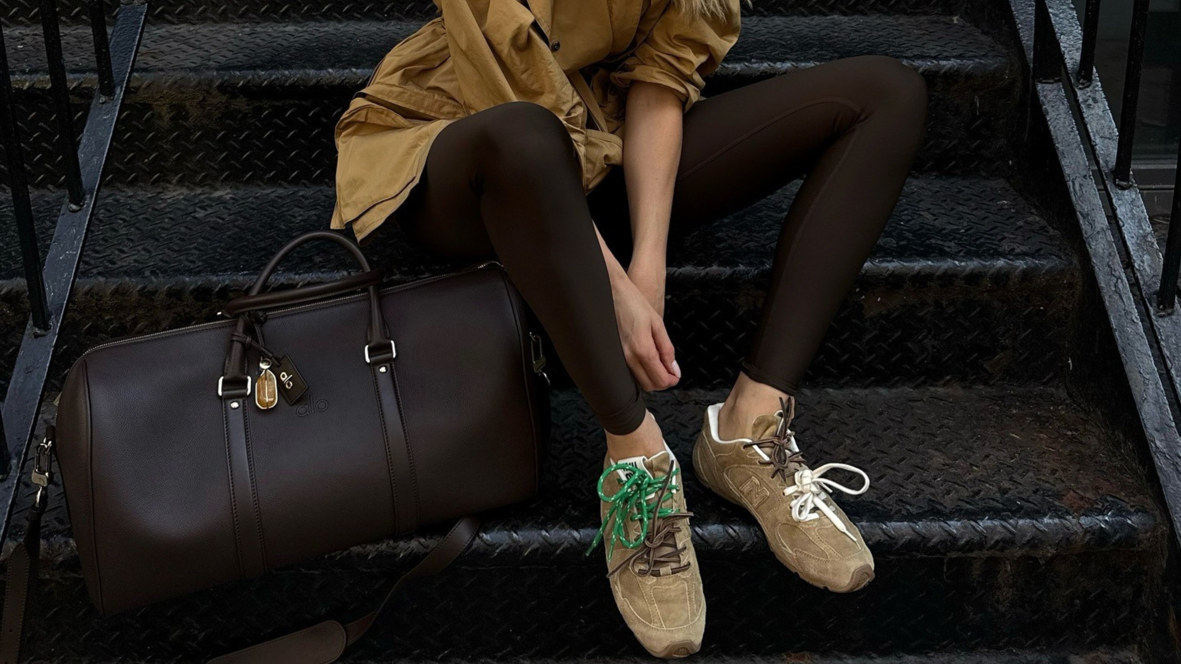 @hoskelsa wearing chocolate brown leggings.