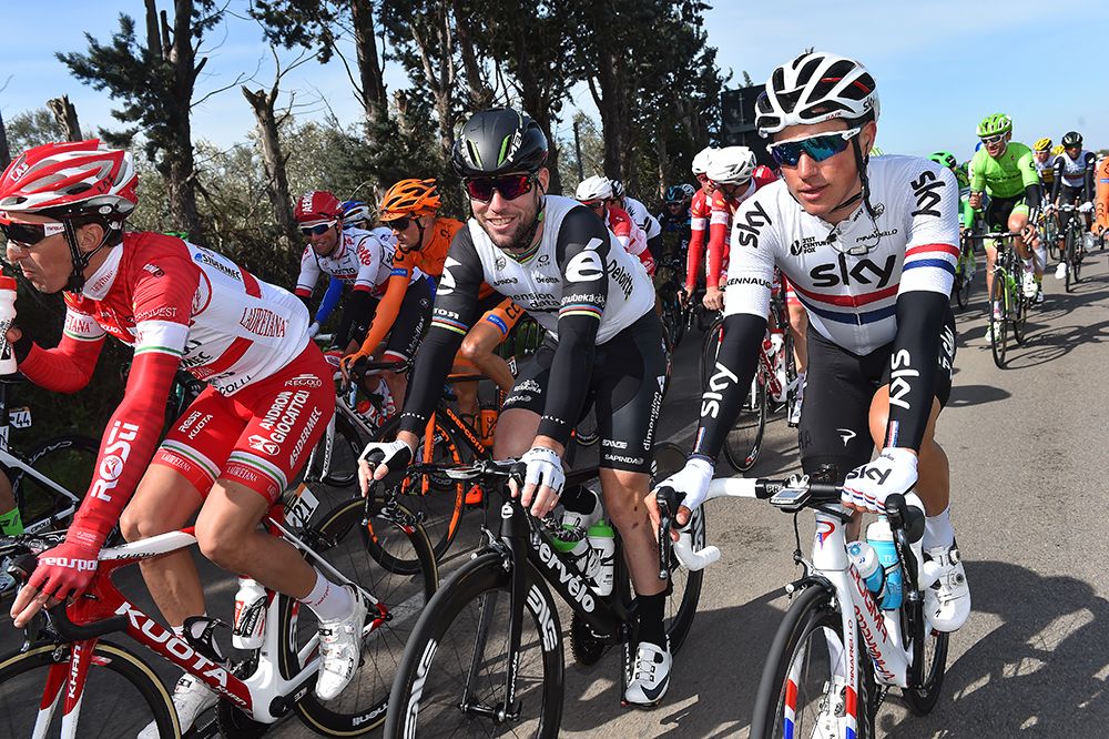 Manxmen Mark Cavendish and Peter Kennaugh talk to each other