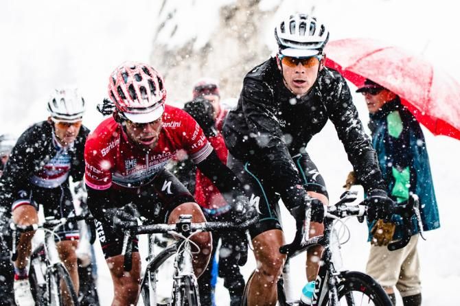 Mark Cavendish and Julien Vermote ascend through near white out conditions.