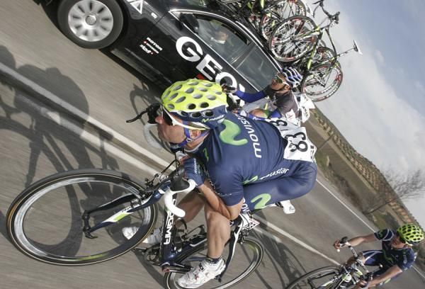 Francisco Ventoso (Movistar) in unorthodox position during the stage.