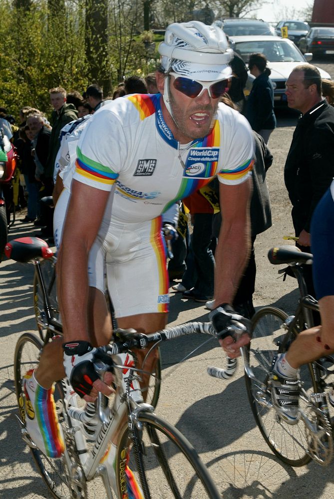 Mario Cippolini (Acqua and Sapone) in the World Cup leader's jersey at the 2002 race.