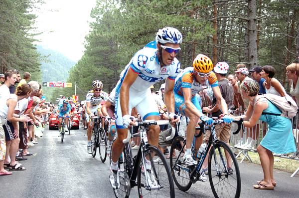 Christophe Le Mevel (Fran&ccedil;aise des Jeux) and Ryder Hesjedal tackle the Mont&eacute;e Laurent Jalabert.