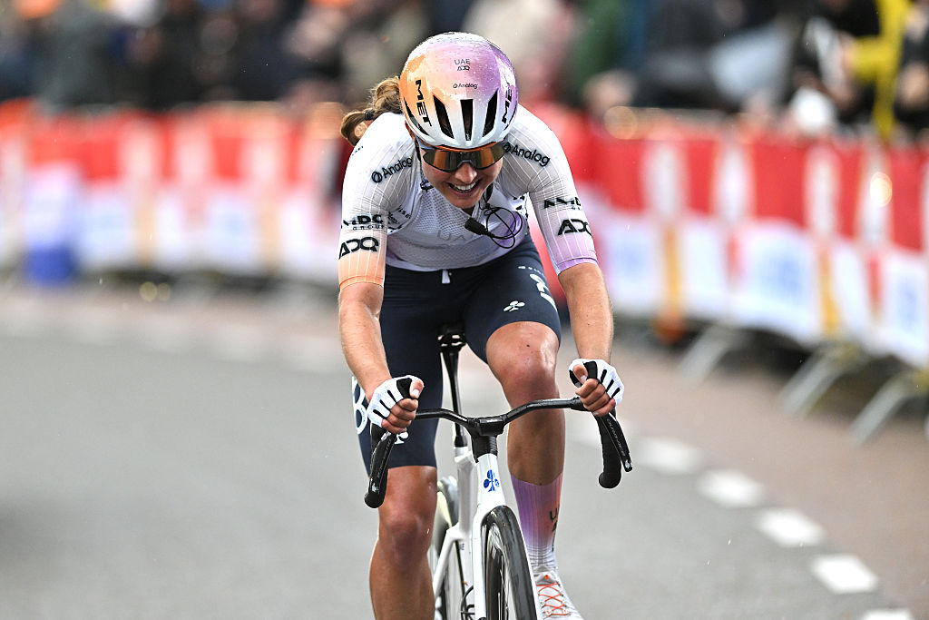Valkenburg, Holanda - 19 de abril: Paula Blasi da Espanha e a equipe ADQ dos Emirados Árabes Unidos competem durante a 12ª Amstel Gold Race Ladies Edition 2026 - Elite Feminina. Corrida de um dia de 158,1 km de Maastricht a Valkenburg / #UCIWWT / em 19 de abril de 2026 em Valkenburg. Holanda (foto de Luc Claessen/Getty Images)