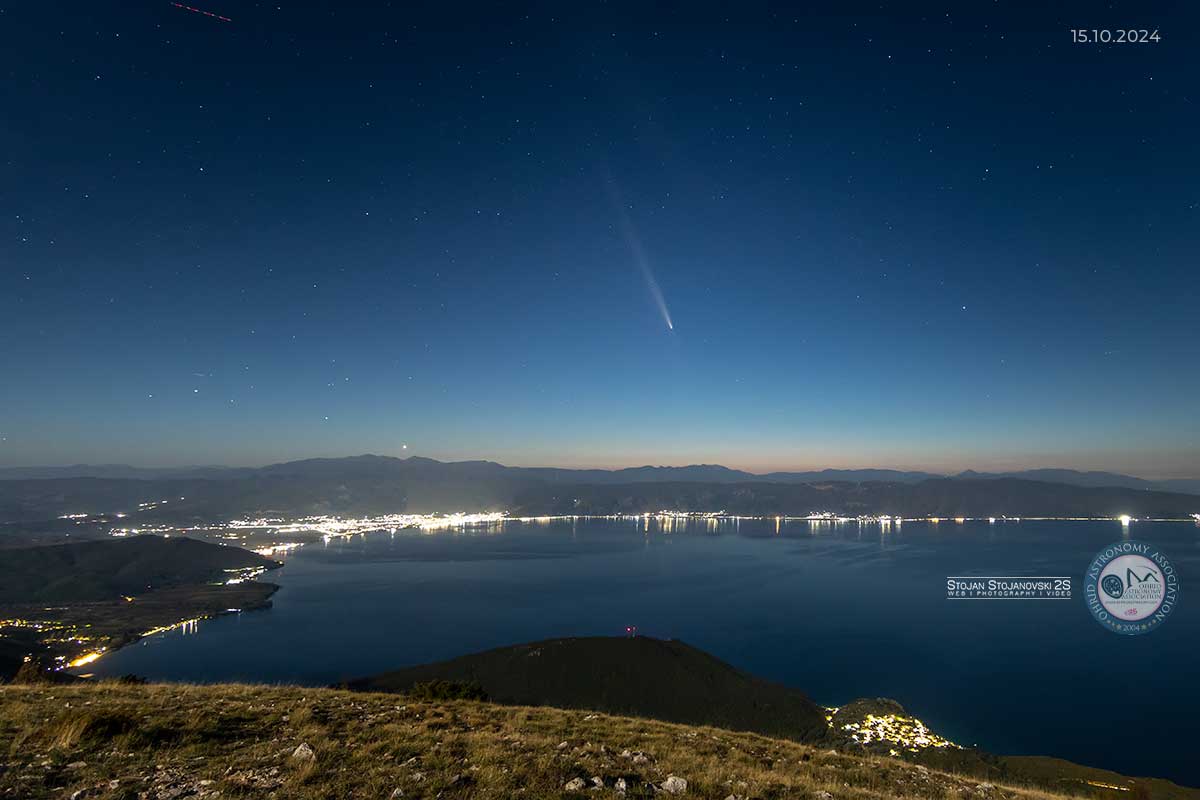 Garis cahaya terang dan misterius di langit malam