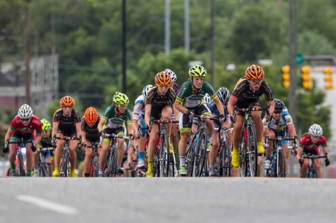The women's field begins to chase.