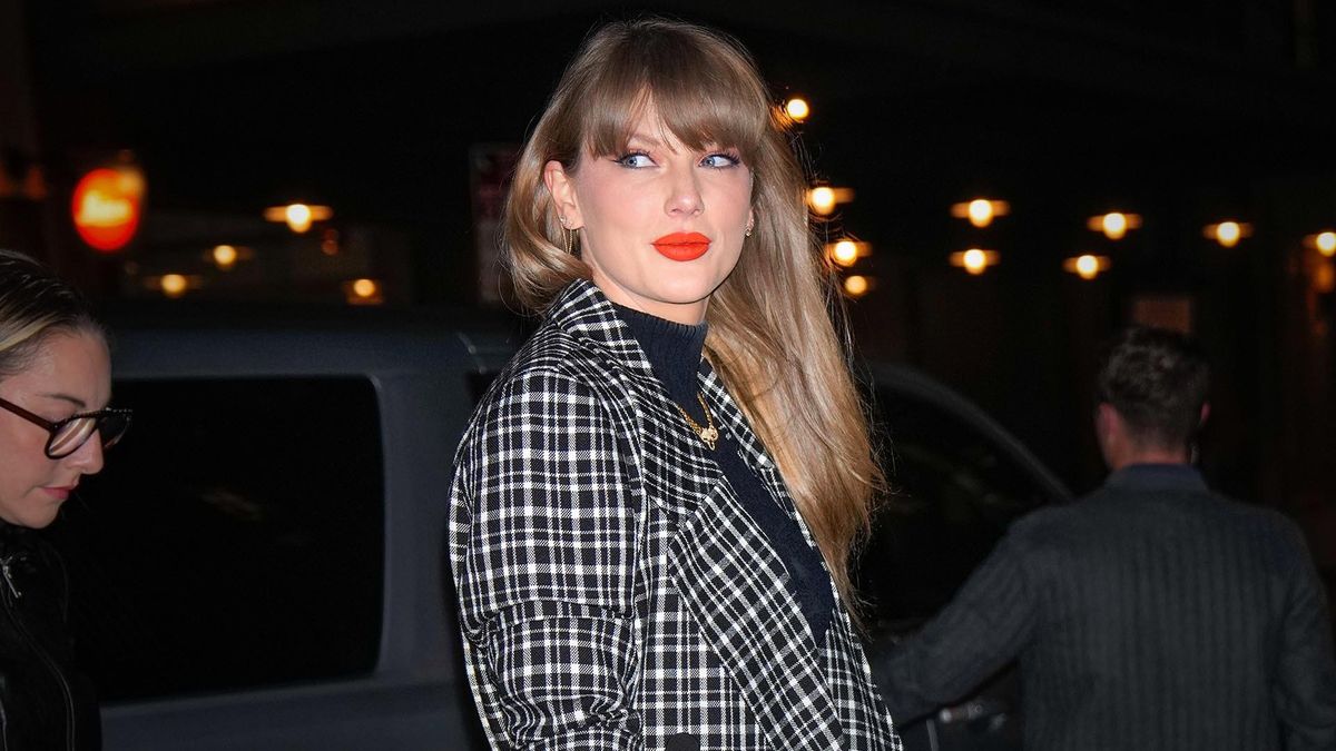 Taylor Swift emmène la tendance Boyfriend Blush au dîner avec un rouge à lèvres et un fard à paupières corail assortis