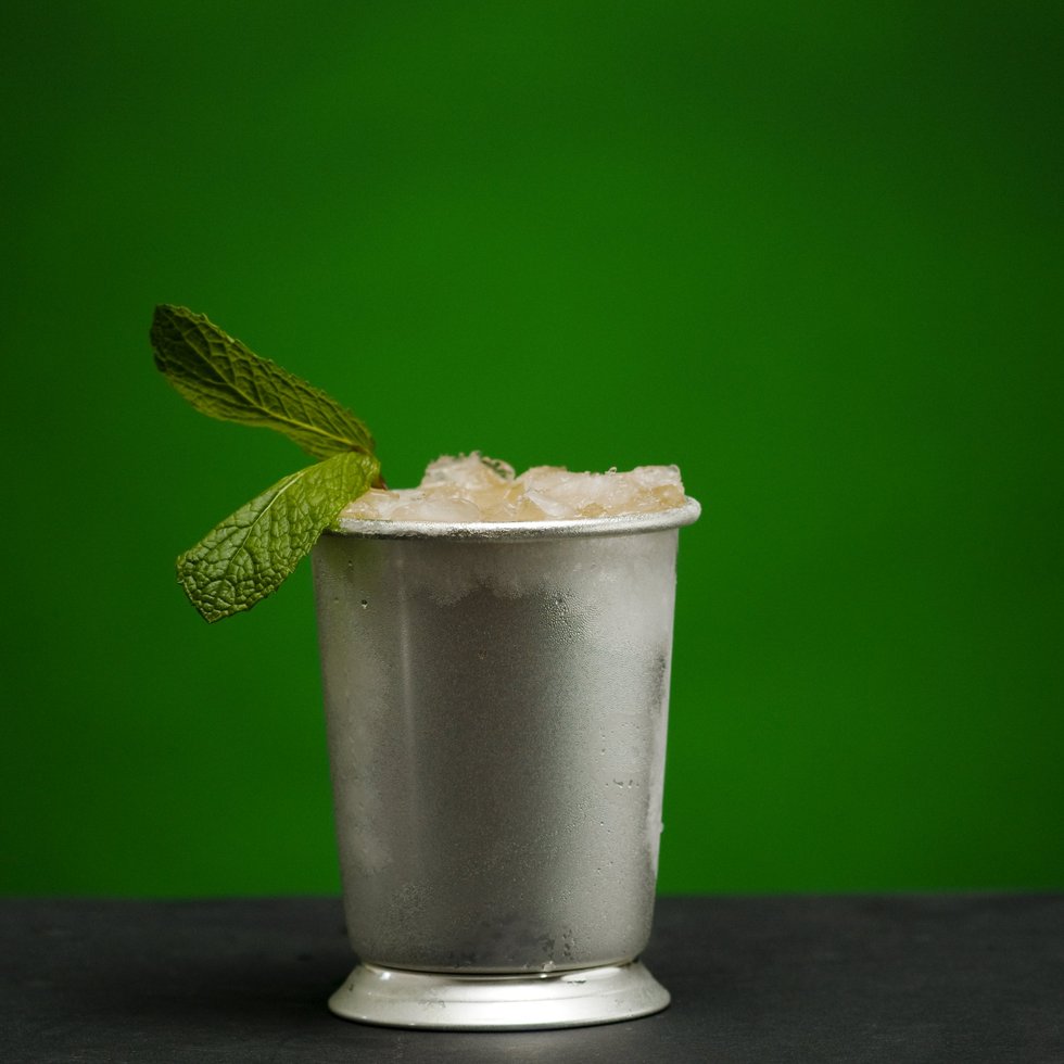 10-whisky-cocktails-every-serious-man-should-try-6-1556688203-E8ya.jpg