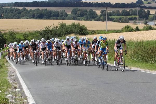 The peloton on the rolling circuit around Altenburg