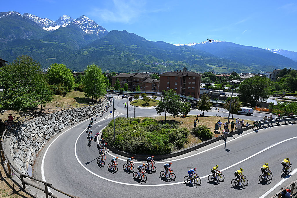 Giro d'Italia stage 14 LIVE: Visma-Lease a Bike with strength in numbers as Jonas Vingegaard prepares to take on massive summit finish