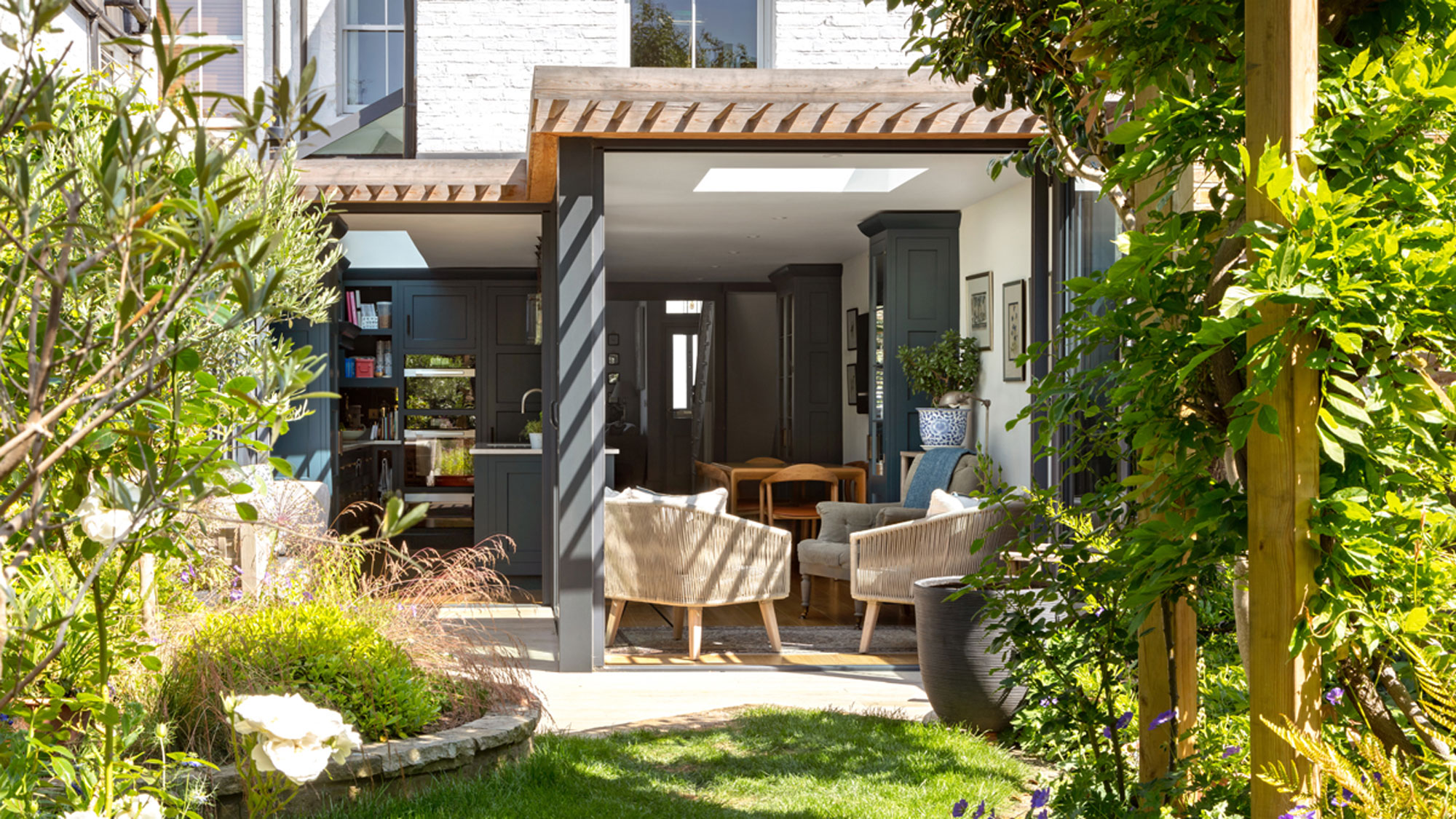 single storey L-shaped extension with brise soleil